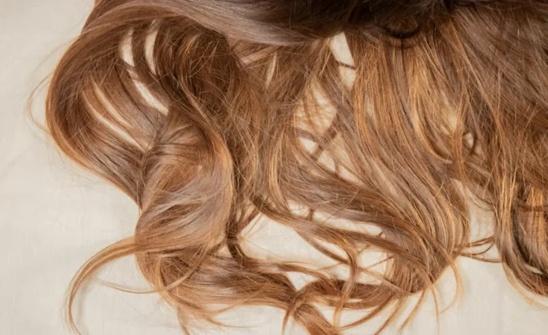 Tejp, hårträns, clip on och hårförtjockning i praktiken