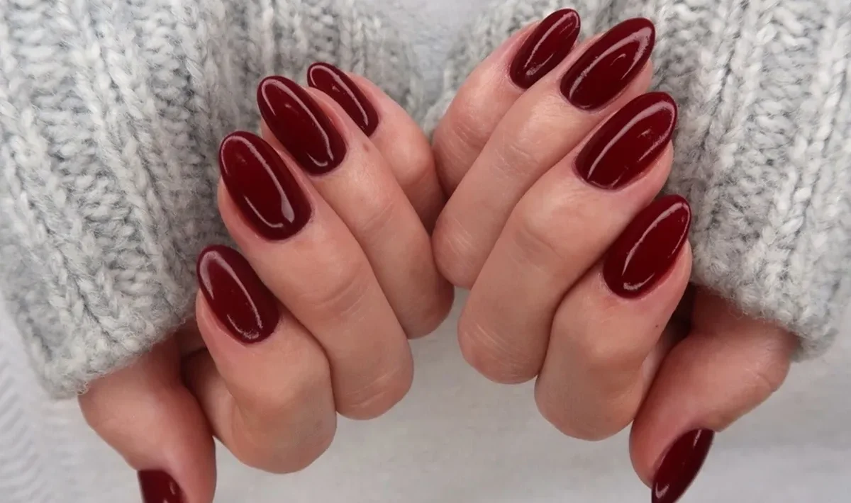 Vinröda naglar design som ger inspiration och variation