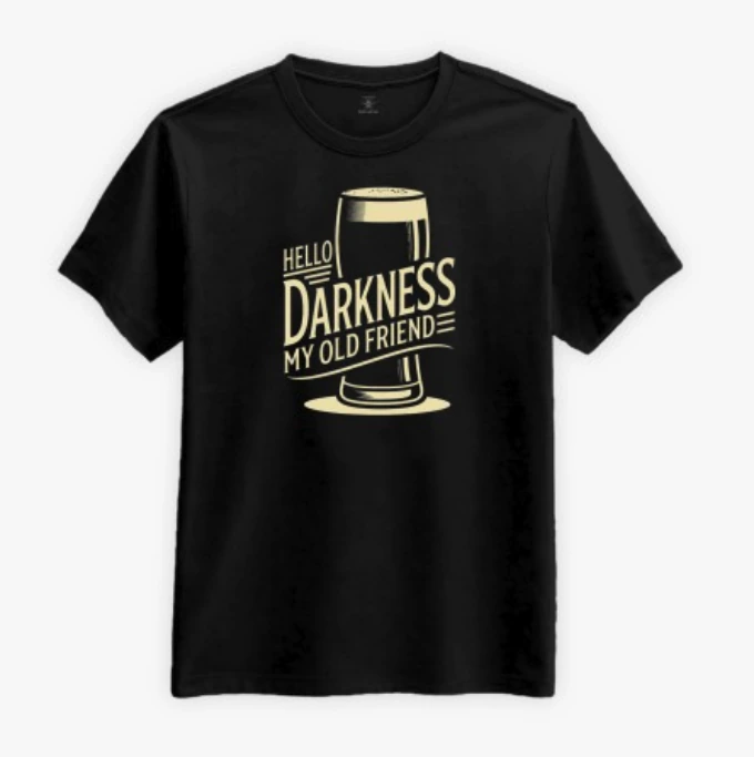 Svart t-shirt med trycket Hello darkness my old friend och en mörk öl